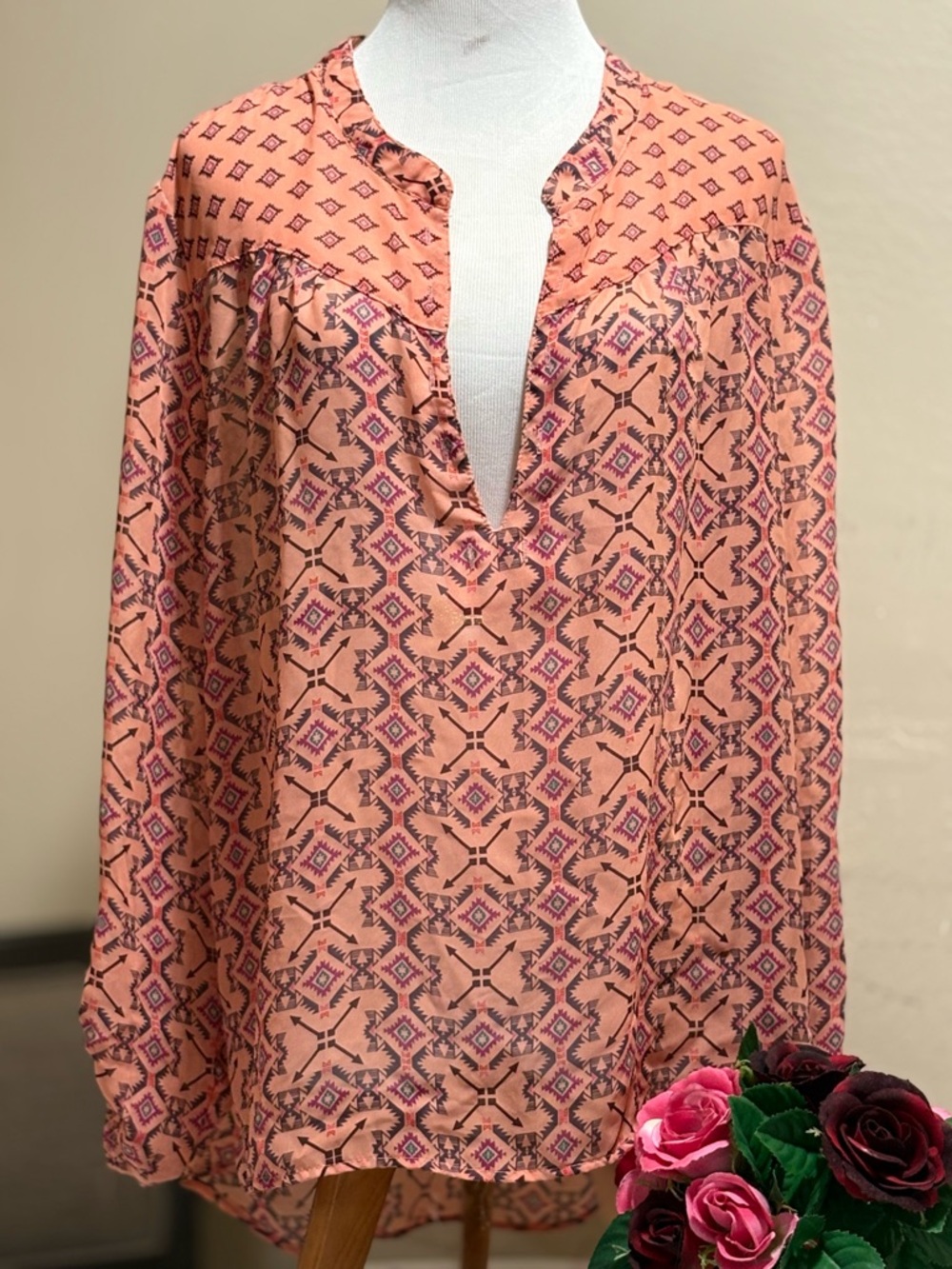 No Boundaries Peach Geometric-Print Split V-Neck Blouse